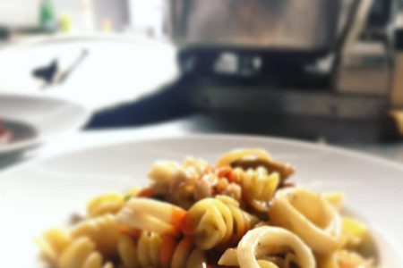 FUSILLONI DI GRAGNANO TRAFILATI A ORO,PESCATO DEL GIORNO E MAIONESE DI GAMBERI R…