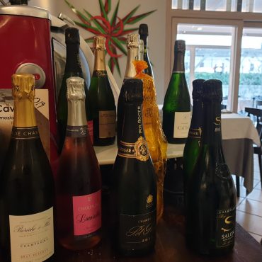 Parte-della-nostra-selezione-di-champagne...-tutte-bottiglie-selezionate-che.xxoh19bec09bf4ae29f36e6fa903c8f180f2oe5ECDA0E1.jpeg