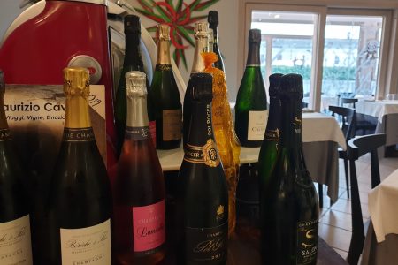 Parte della nostra selezione di champagne… tutte bottiglie selezionate che pot…