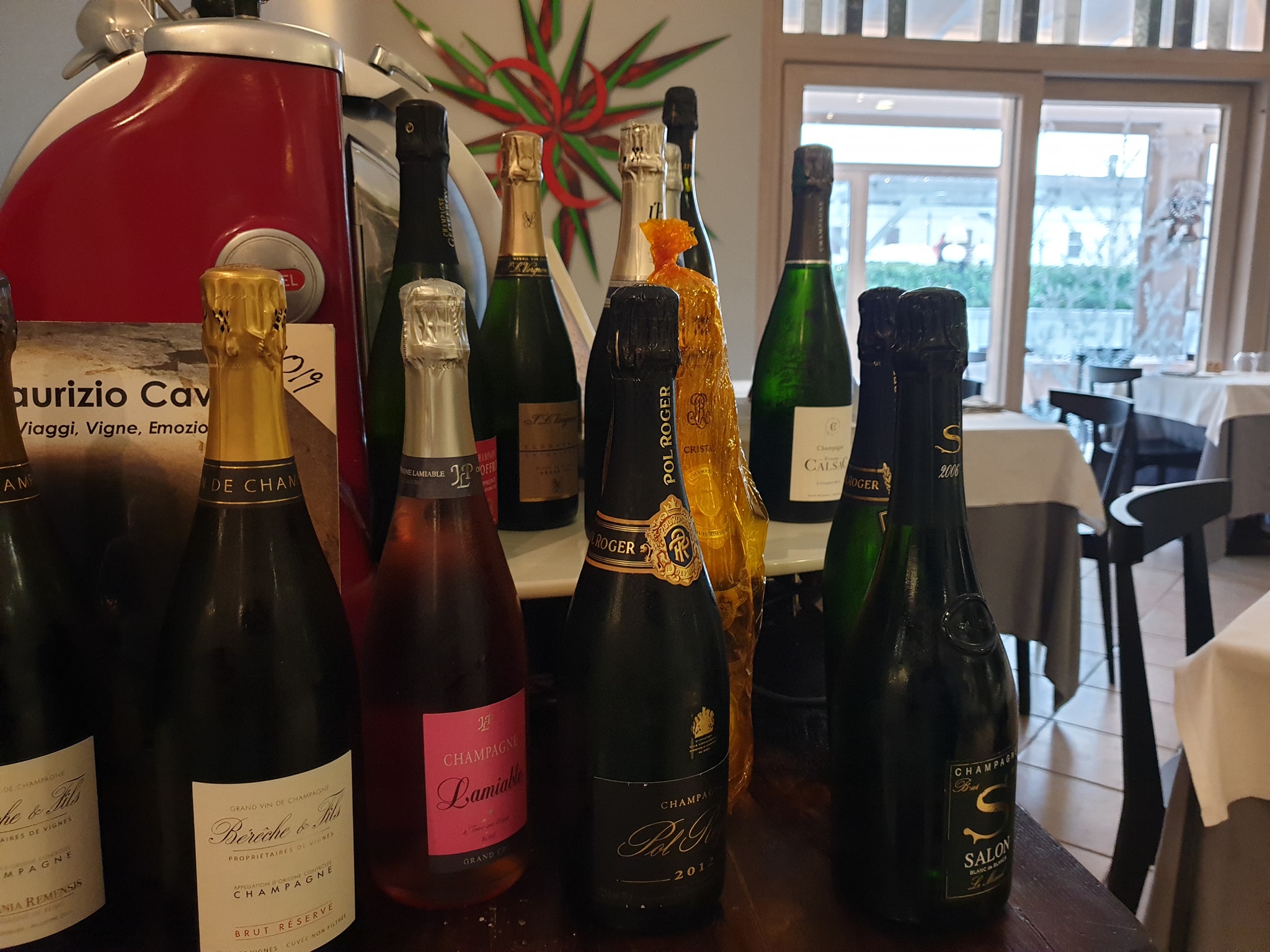 Parte della nostra selezione di champagne… tutte bottiglie selezionate che pot…